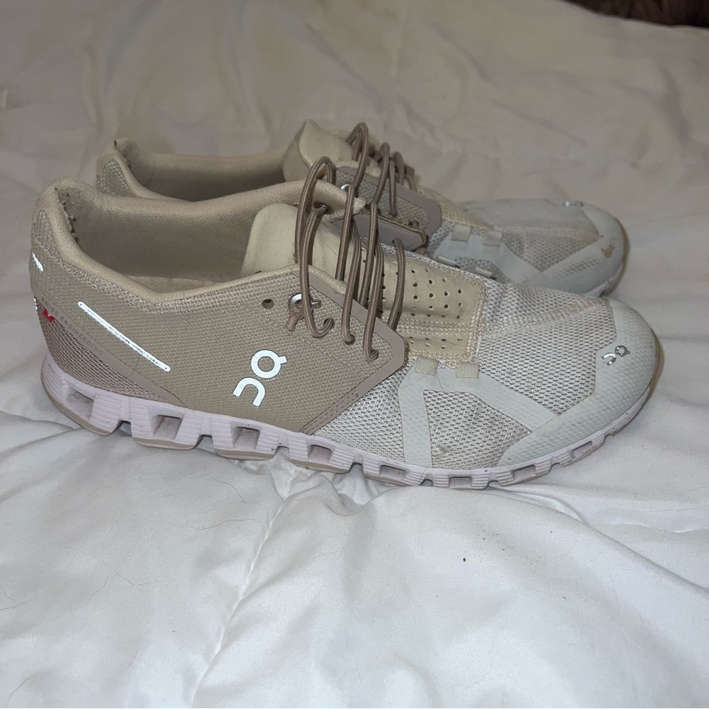 On Running Cloud 5 shoes. Women’s 8.5